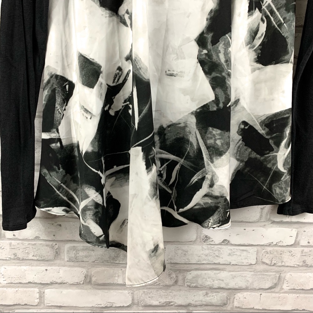 Simply Vera • Asymmetrical Black & White Top - Picture 2 of 7